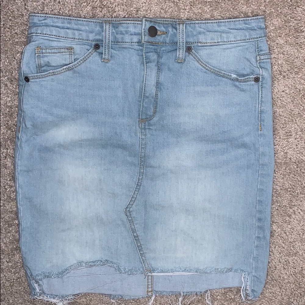 Universal thread mid-thigh miniskirt.